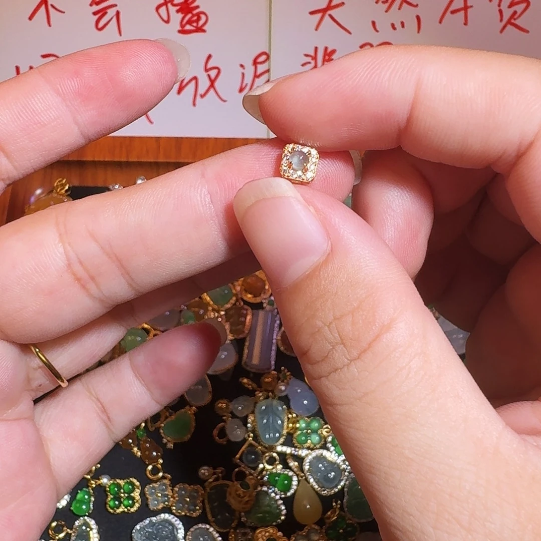 翡翠18K金镶嵌颈饰