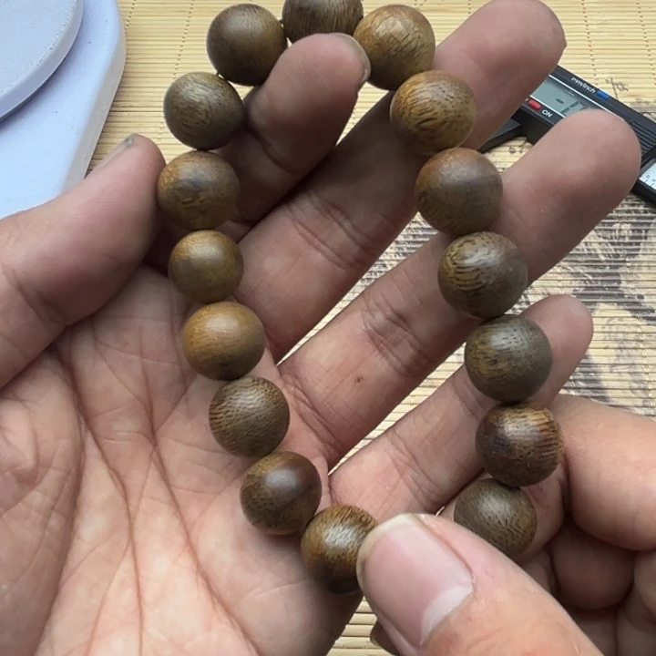 沉香沉香碎屑鹦哥绿