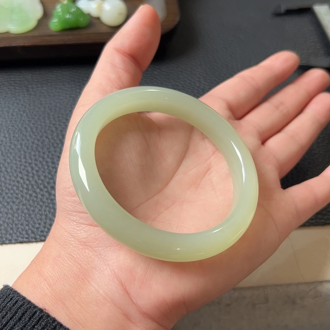 和田玉未镶嵌手镯