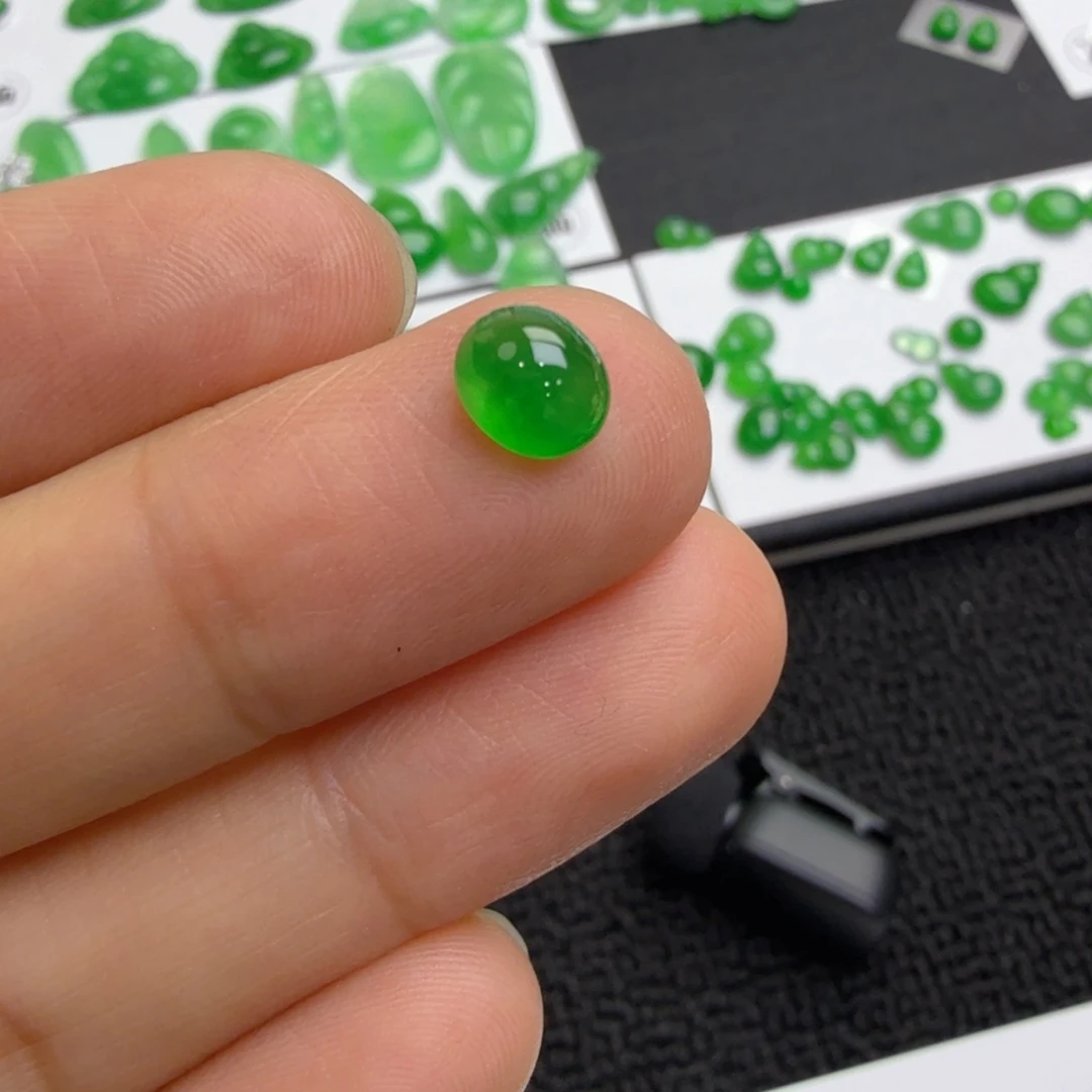 颈饰未镶嵌翡翠绿蛋