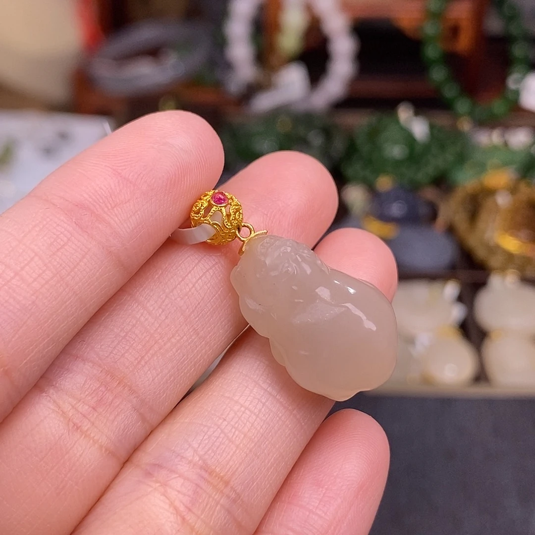和田玉熟藕粉老料18.K金吊坠清货价未镶嵌
