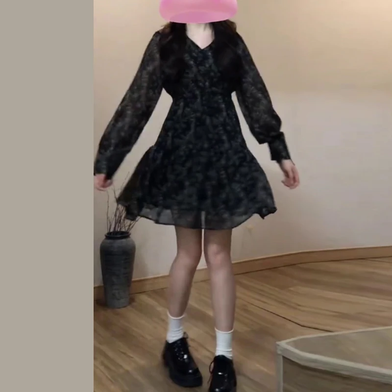 2025秋季新款淑女V领时尚法式气质显瘦碎花常规连衣裙收腰甜美风