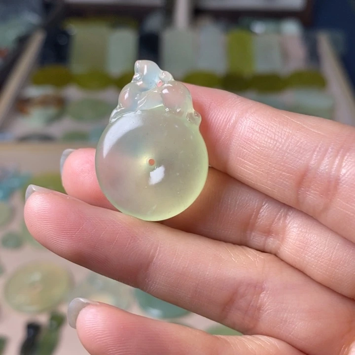 蛇纹石玉颈饰未镶嵌