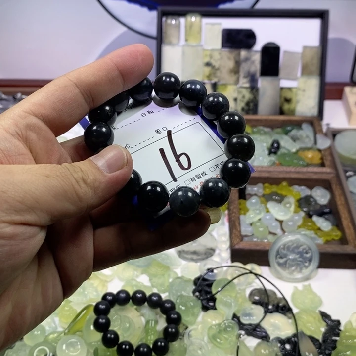 蛇纹石玉颈饰未镶嵌?*