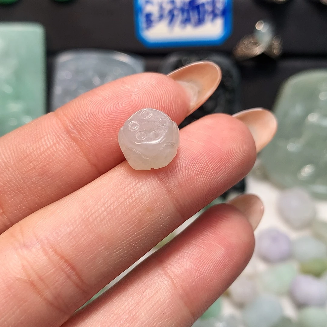 翡翠未镶嵌颈饰莲花