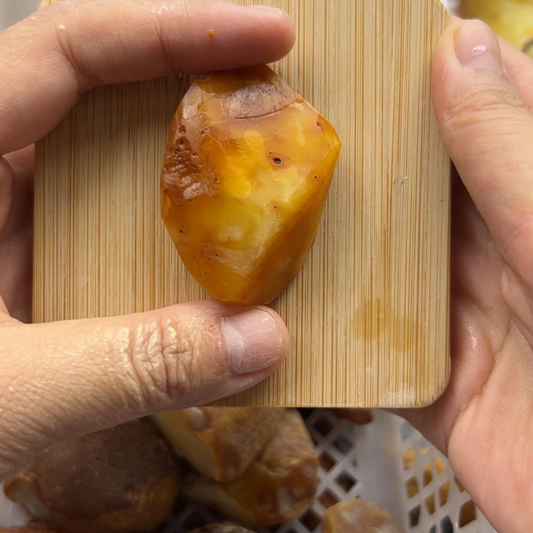 k***k未镶嵌琥珀裸石19.5克