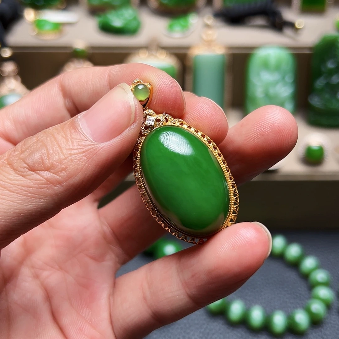 和田玉（碧玉）18K金镶嵌颈饰碧玉阳绿吊坠