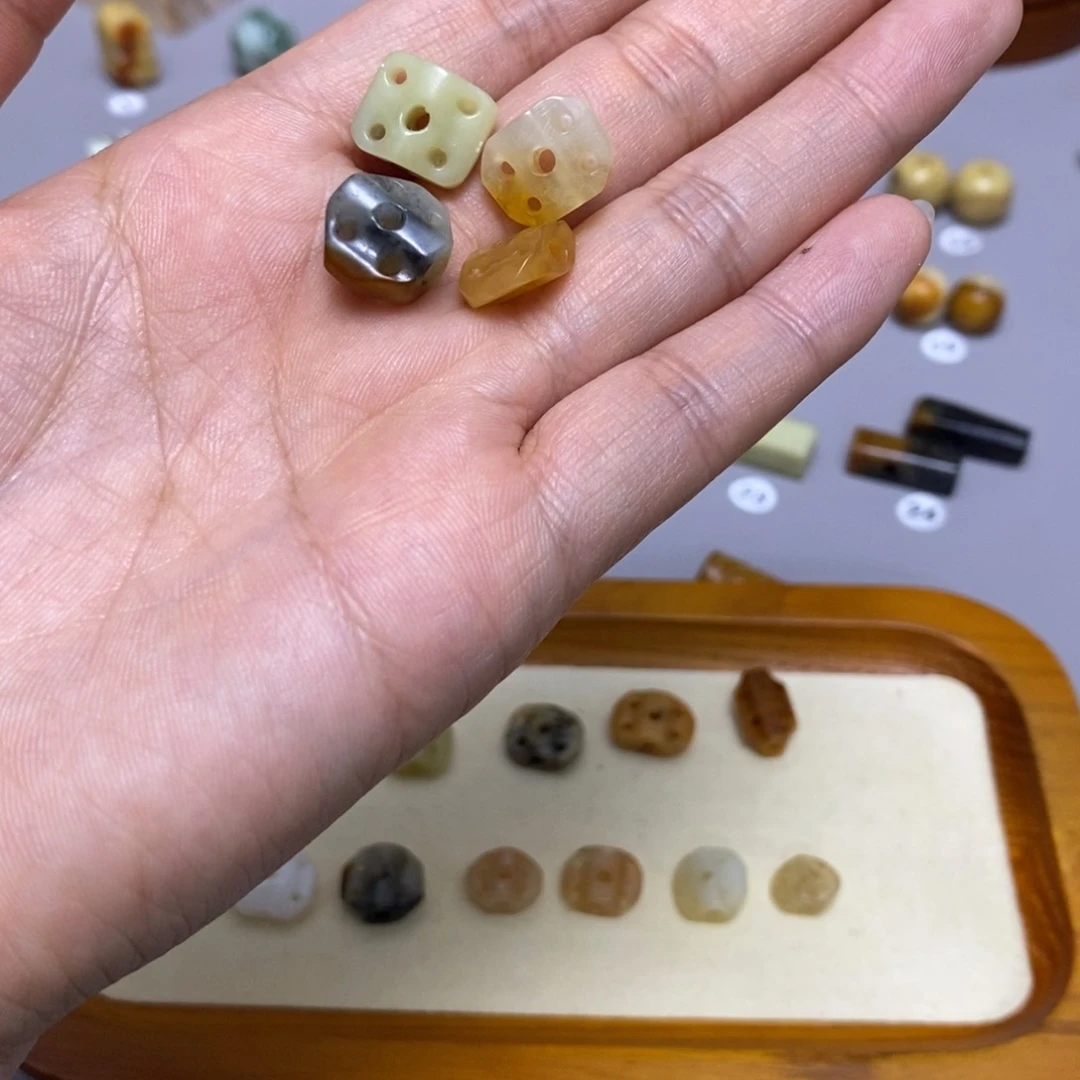 蛇纹石玉配饰合金吉**柳