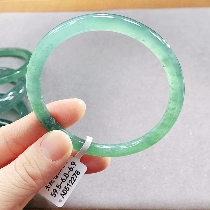 翡翠未镶嵌手镯（圆镯）