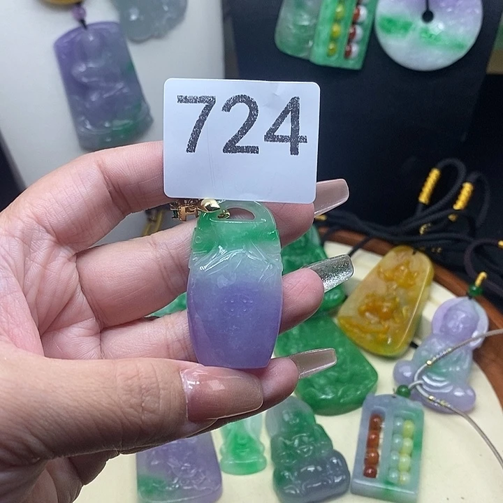 翡翠未镶嵌吊坠(赠链)
