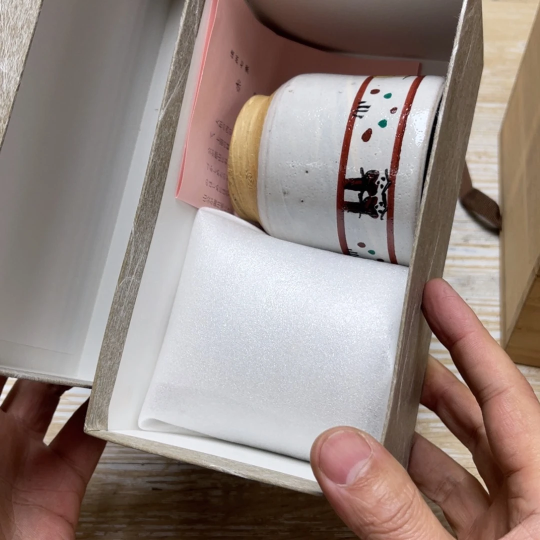 瓷片7*9密密麻麻地排列着一个