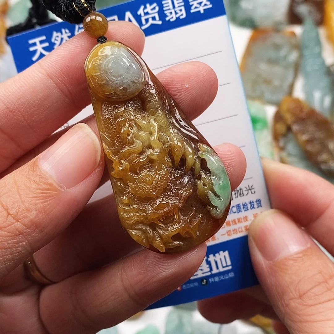 翡翠未镶嵌颈饰龙