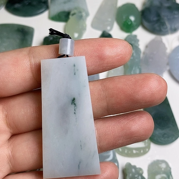 凉***娜翡翠未镶嵌颈饰无事牌