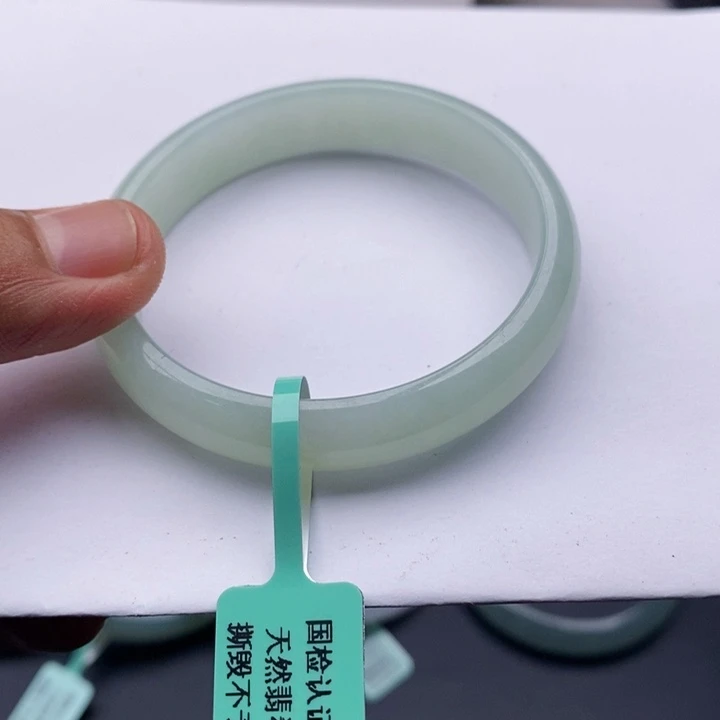 翡翠手镯未镶嵌翡翠