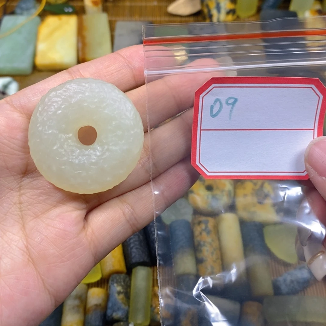 蛇纹石玉未镶嵌颈饰墨*