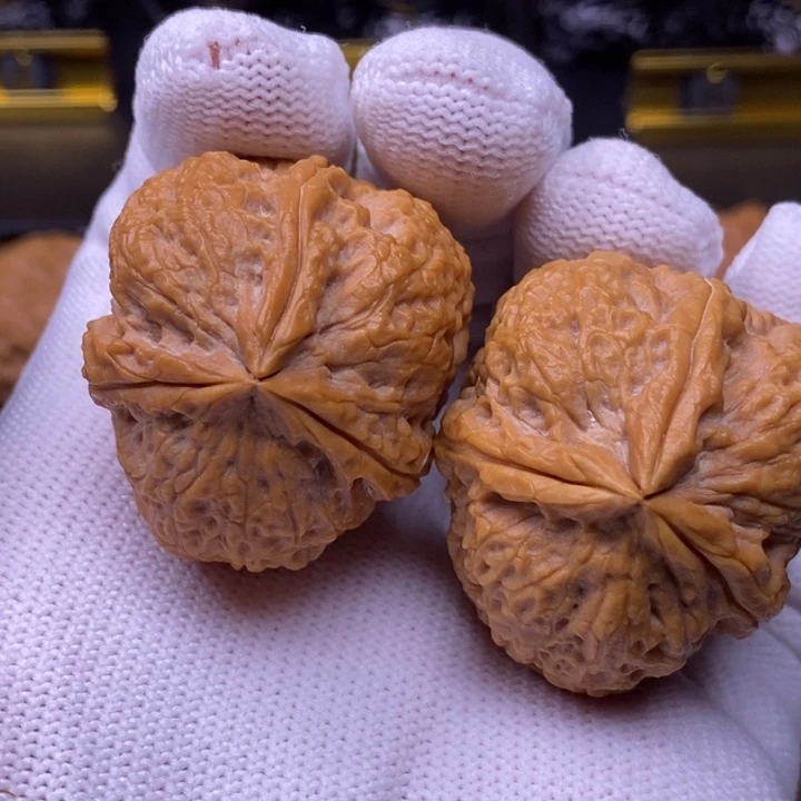 文玩核桃把件密纹三棱36尺