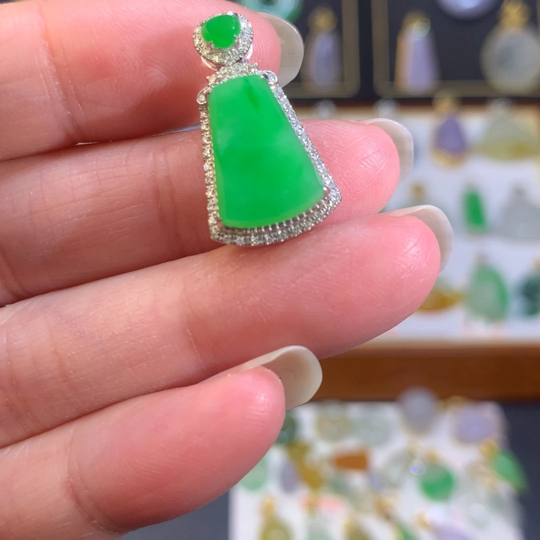 翡翠18K金镶嵌颈饰