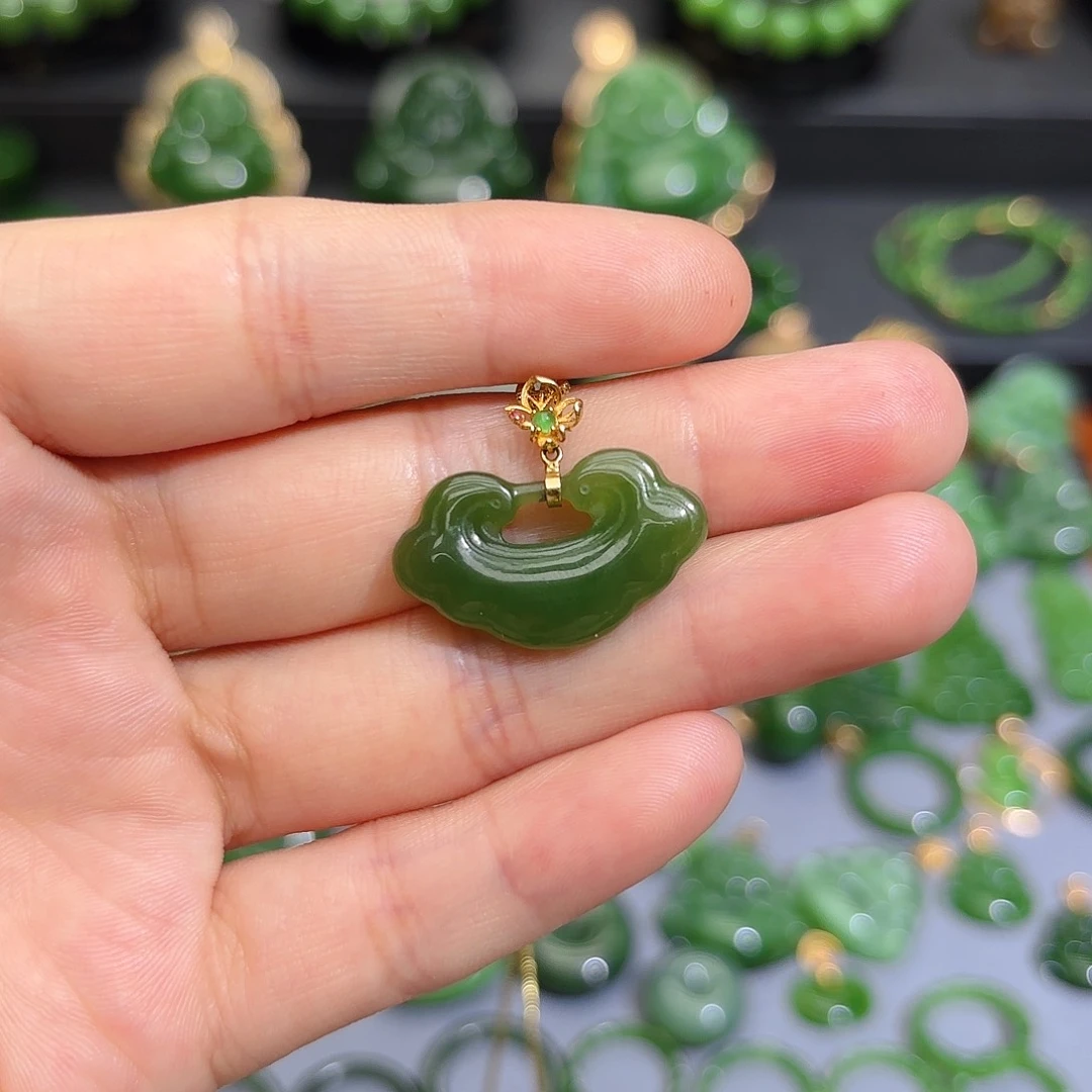 颈饰18K金镶嵌和田玉（碧玉）