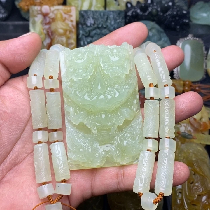 繁***璨蛇纹石玉未镶嵌颈饰