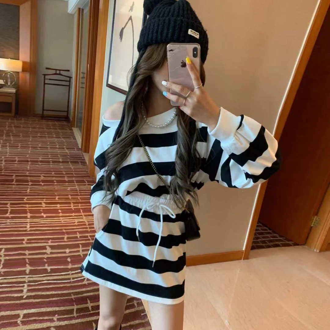 2025秋装新款小个子宽松条纹露肩辣妹领卫衣搭配抽绳半身短裙套装