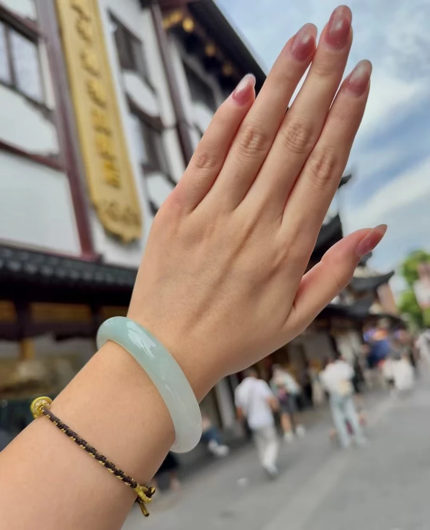 时尚手镯  时尚美女冰款佩