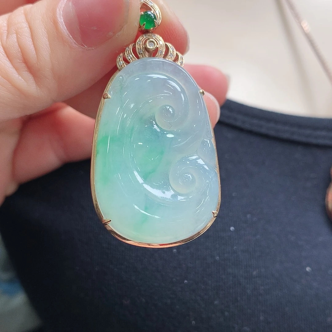 翡翠颈饰18K金镶嵌如意