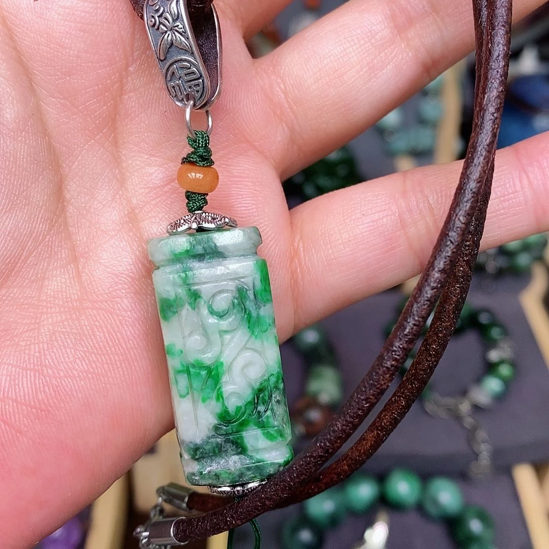 翡翠颈饰未镶嵌漂亮美眉