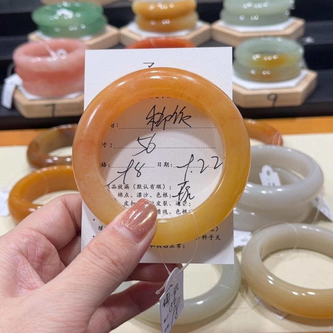 未镶嵌手镯石英质玉稀*?