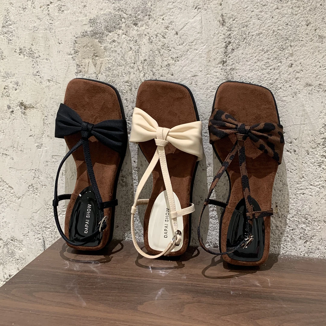 法式！法式豹纹蝴蝶结一字凉鞋女夏2025年新款外穿坡跟厚底罗马绝