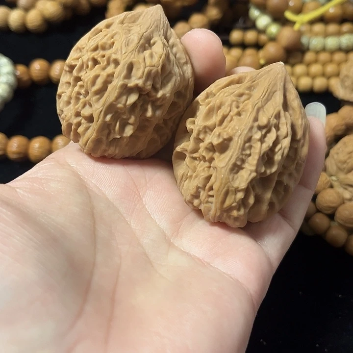 把件文玩核桃43左右微瑕鸡心，编号013