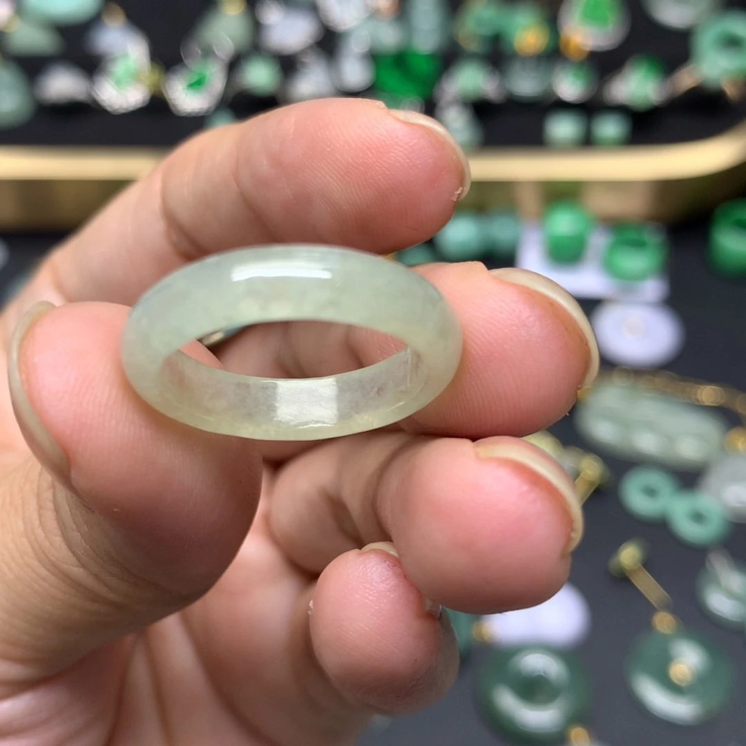 未镶嵌戒指翡翠有纹裂