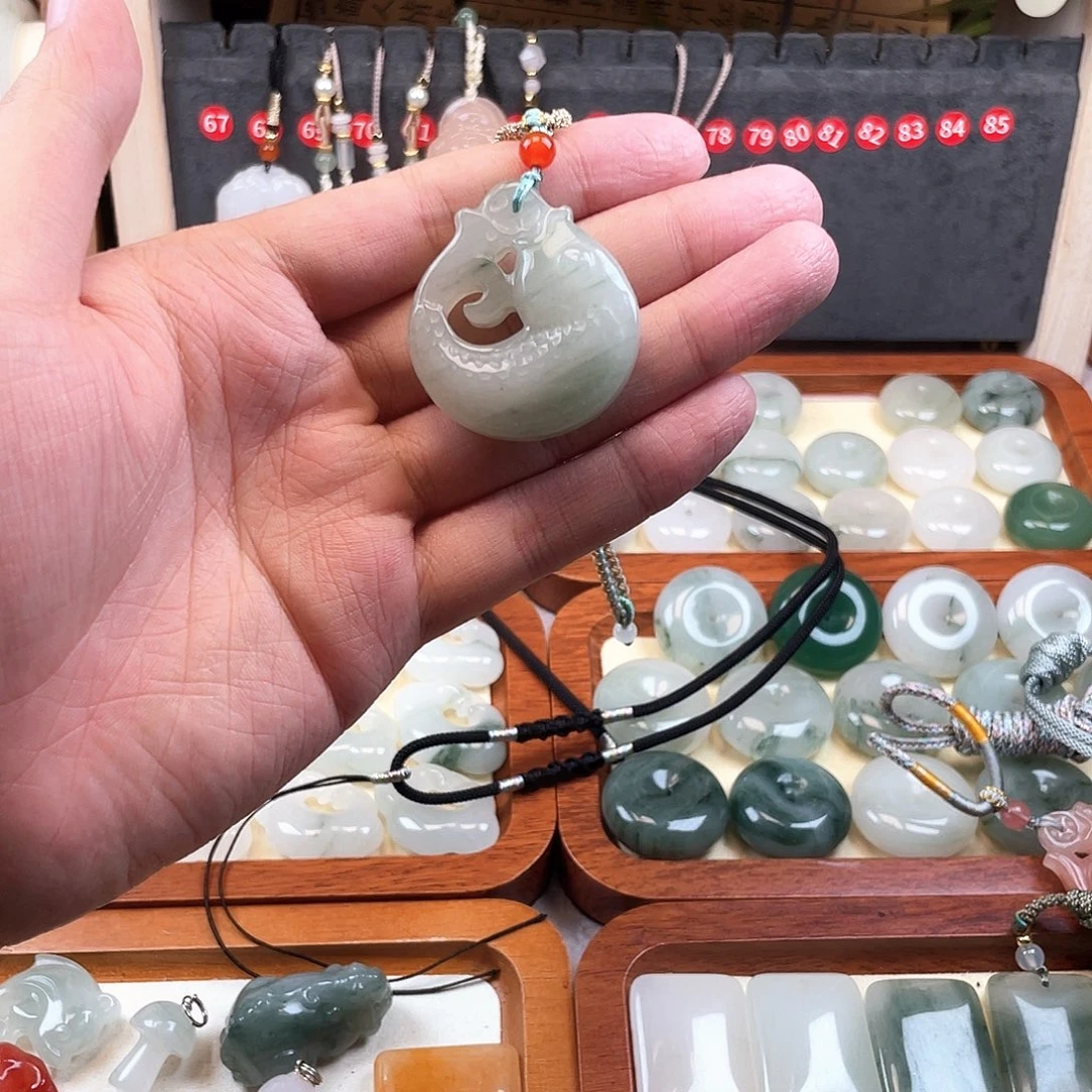 颈饰未镶嵌石英质玉