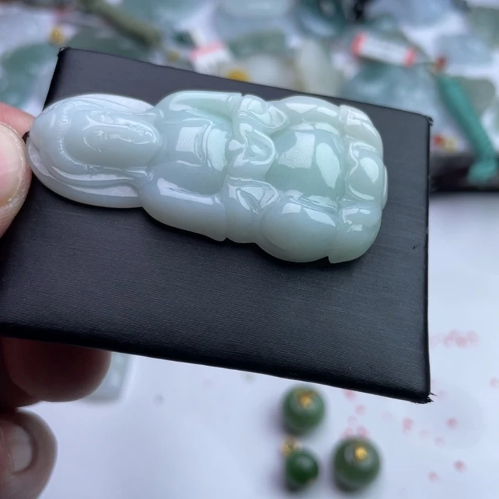 林***装颈饰未镶嵌翡翠挂件