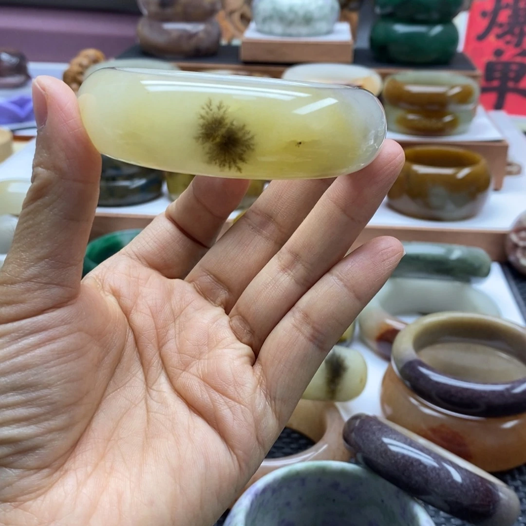 如****石英岩玉手镯未镶嵌