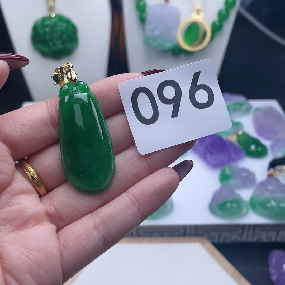 翡翠吊坠(赠链)未镶嵌