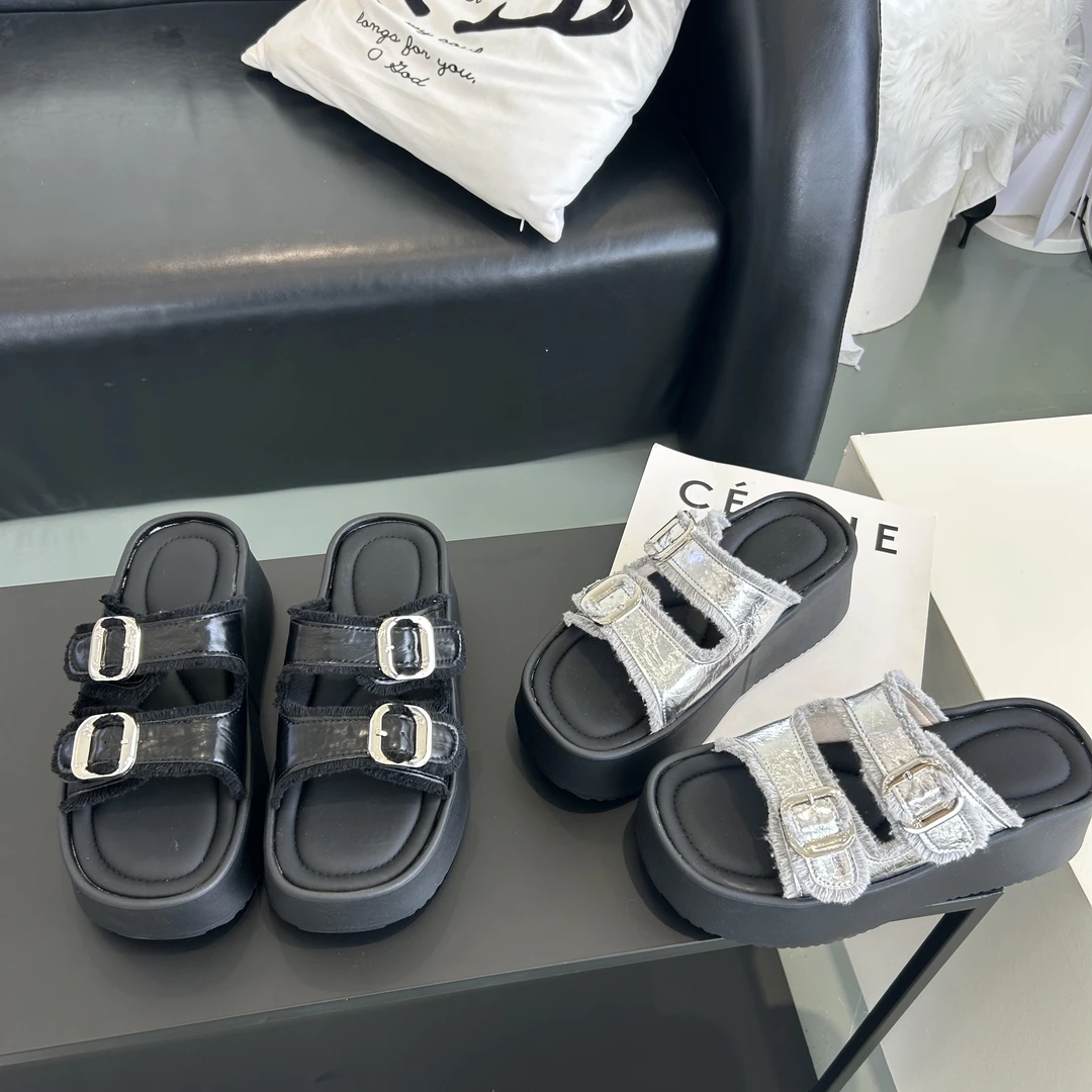 网红爆款厚底拖鞋女外穿2025夏新款高级感配裙子松糕皮带扣一字拖