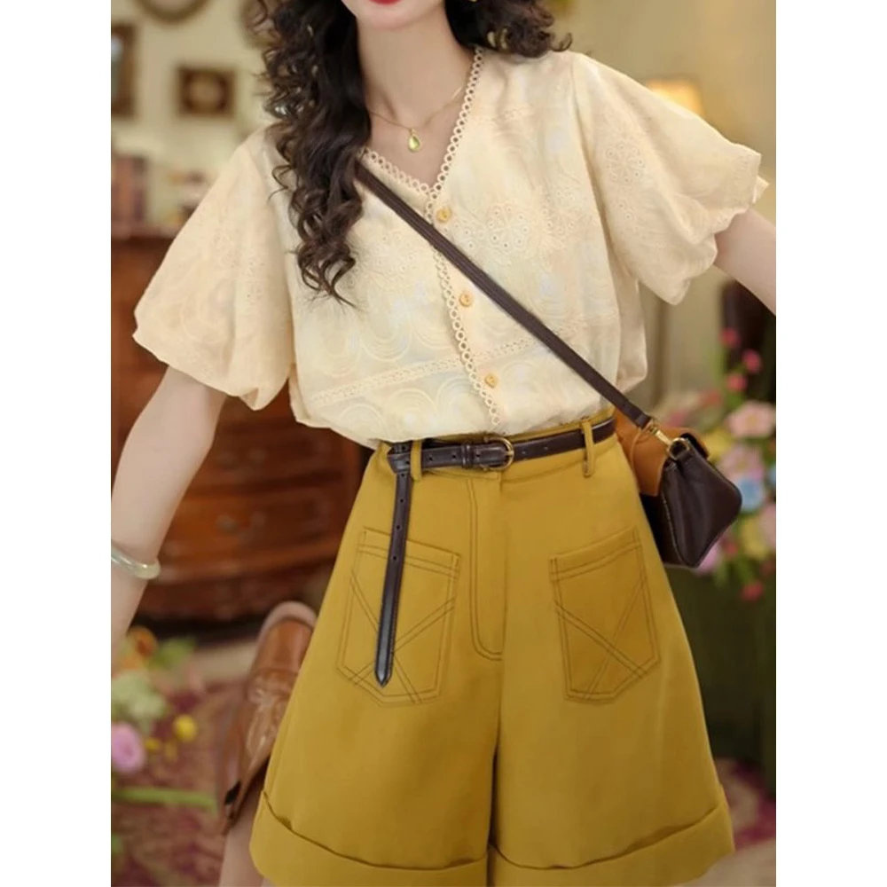 2025夏季新款港风复古设计感V领绣花短袖衬衫短裤两件套套装女士
