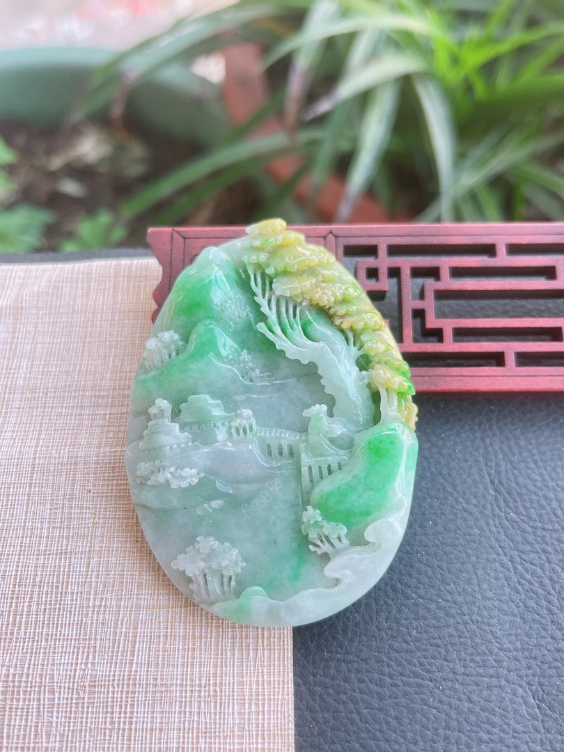 天然缅甸A货翡翠.双彩黄加绿大件厚装山水牌吊坠.尺寸73.6-53-14