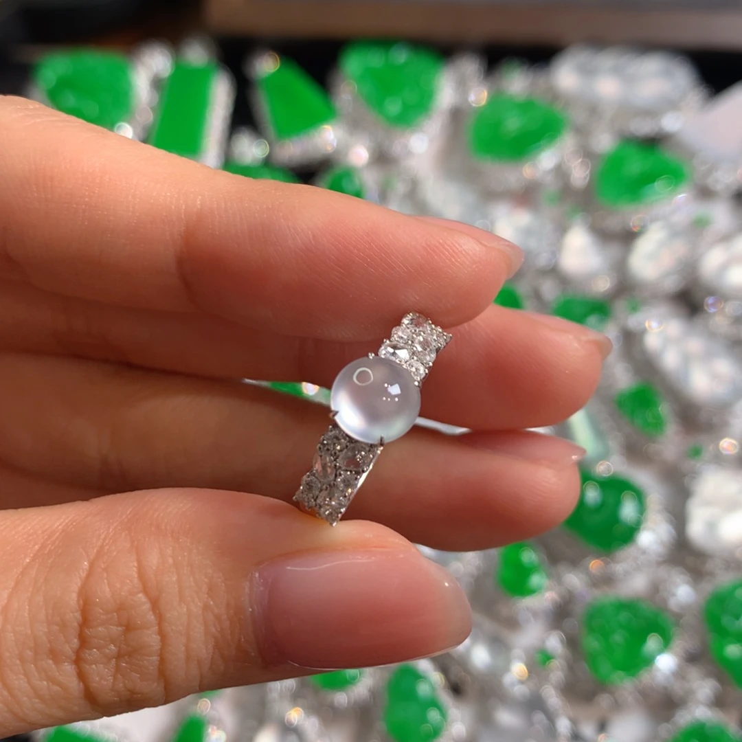 翡翠18K金镶嵌颈饰冰蛋