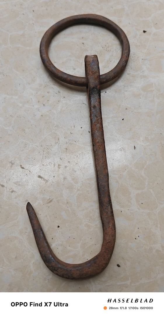 手工锻打带圈铁挂钩单个，有铁锈。