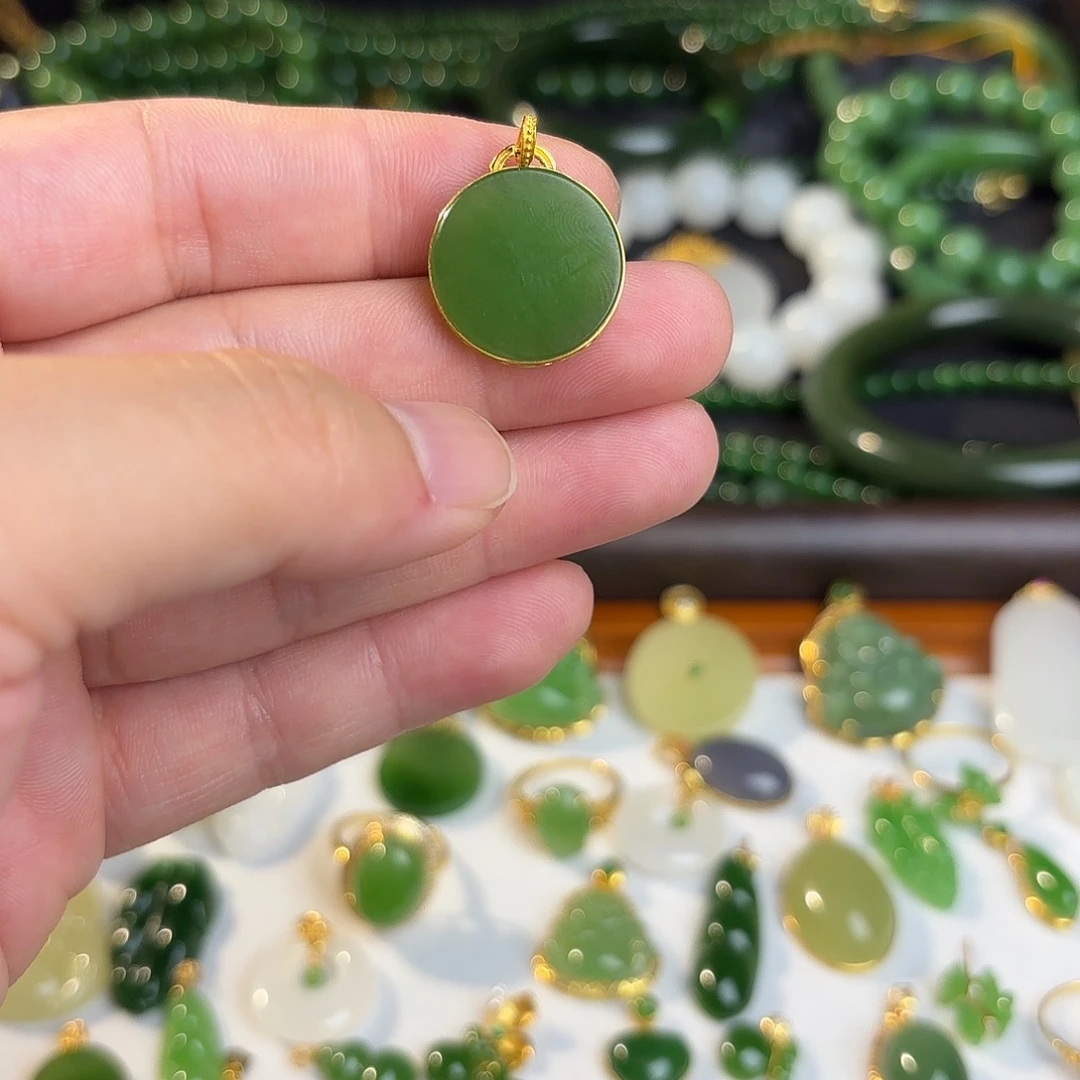 颈饰18K金镶嵌和田玉