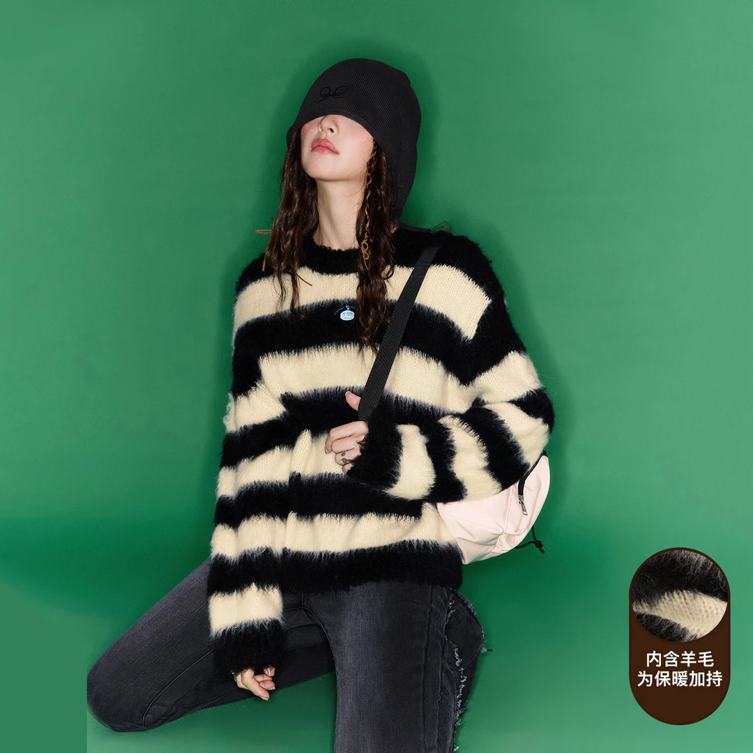 CHUU冬季新款字母绣花条纹长袖毛绒套头甜辣风穿搭高级感针织衫