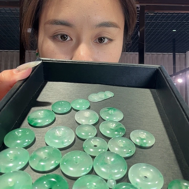 石英质玉（非洲翠）未镶嵌颈饰