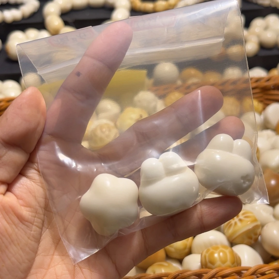 猫***在菩提根/象牙果吊坠