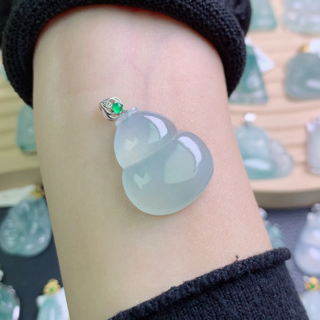 翡翠18K金镶嵌颈饰吊坠