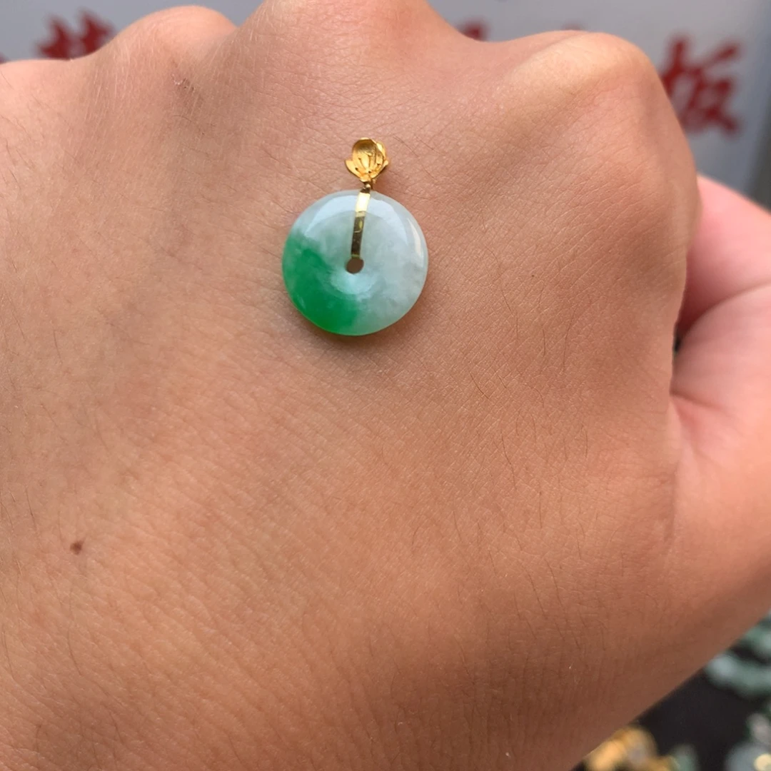 翡翠未镶嵌颈饰你是