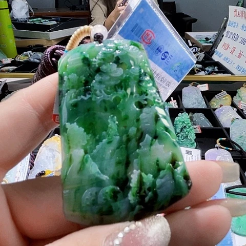 翡翠未镶嵌颈饰一个