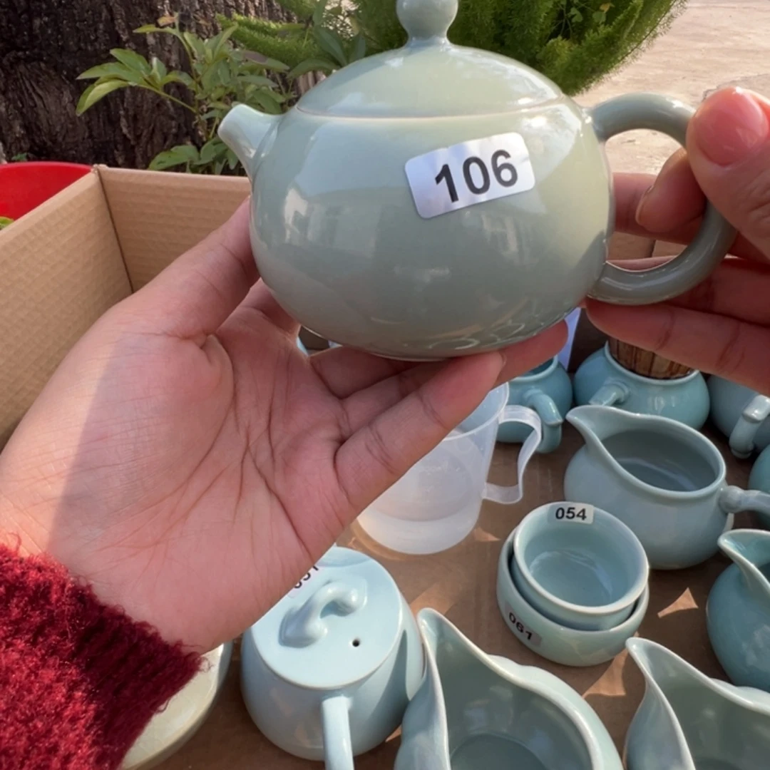 106微瑕豆青西施壶。