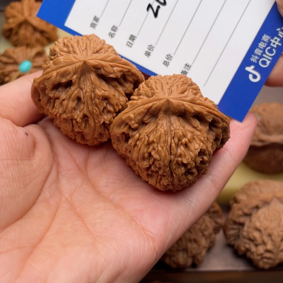 岩****文玩核桃吊坠268号42三角南疆