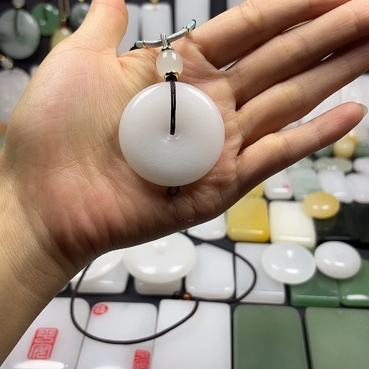 石英质玉（金丝玉）未镶嵌颈饰